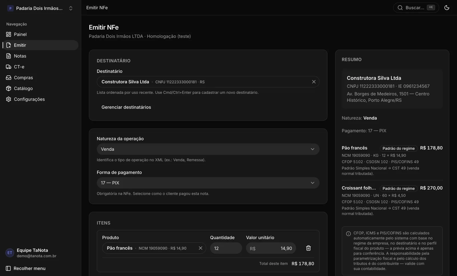 Tela de emissão de NFe do TaNota: destinatário Construtora Silva Ltda selecionado, forma de pagamento PIX, dois itens de padaria e um painel de resumo mostrando CFOP 5102, CSOSN 102 e PIS/COFINS 49 calculados automaticamente.